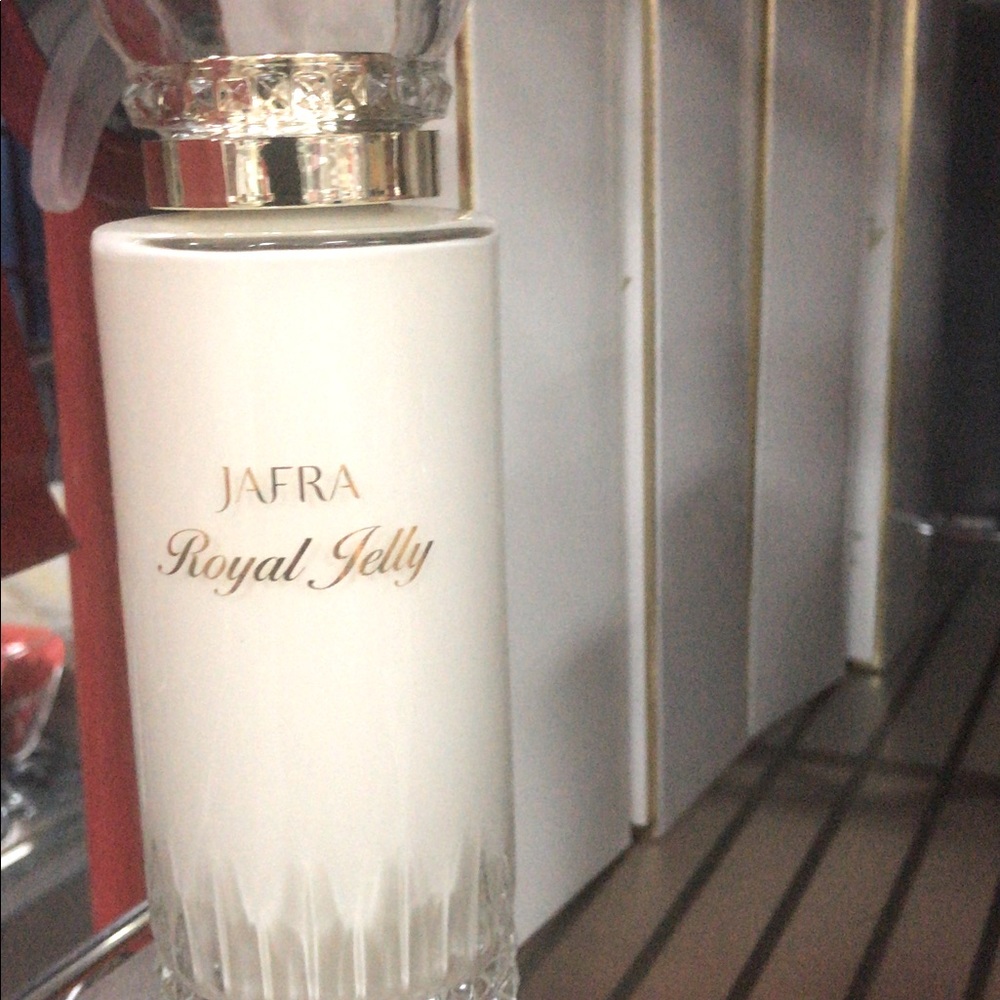 JAFRA Royal Jelly Milk Balm face cream
